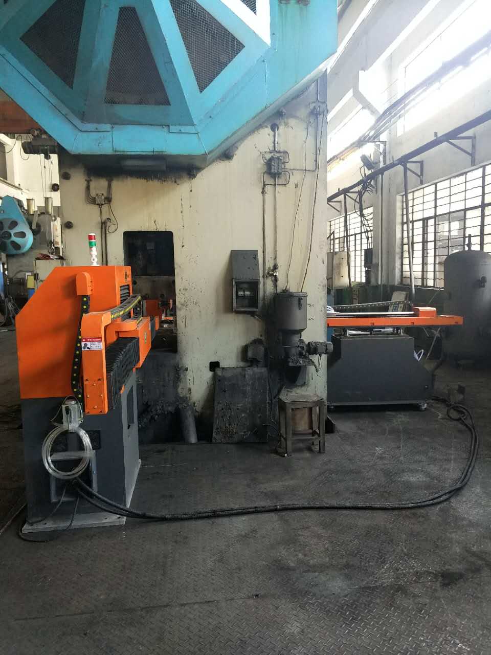 熱模段配兩軸鍛造機(jī)械手與石墨機(jī)現(xiàn)場(chǎng)圖片